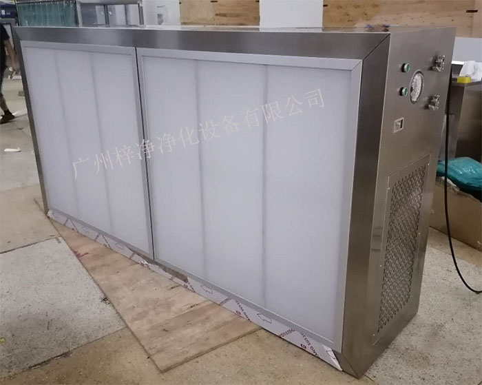 潔凈層流罩它主要由箱體、風機、初效空氣過濾器、高效空氣過濾器、阻尼層、燈具等組成。