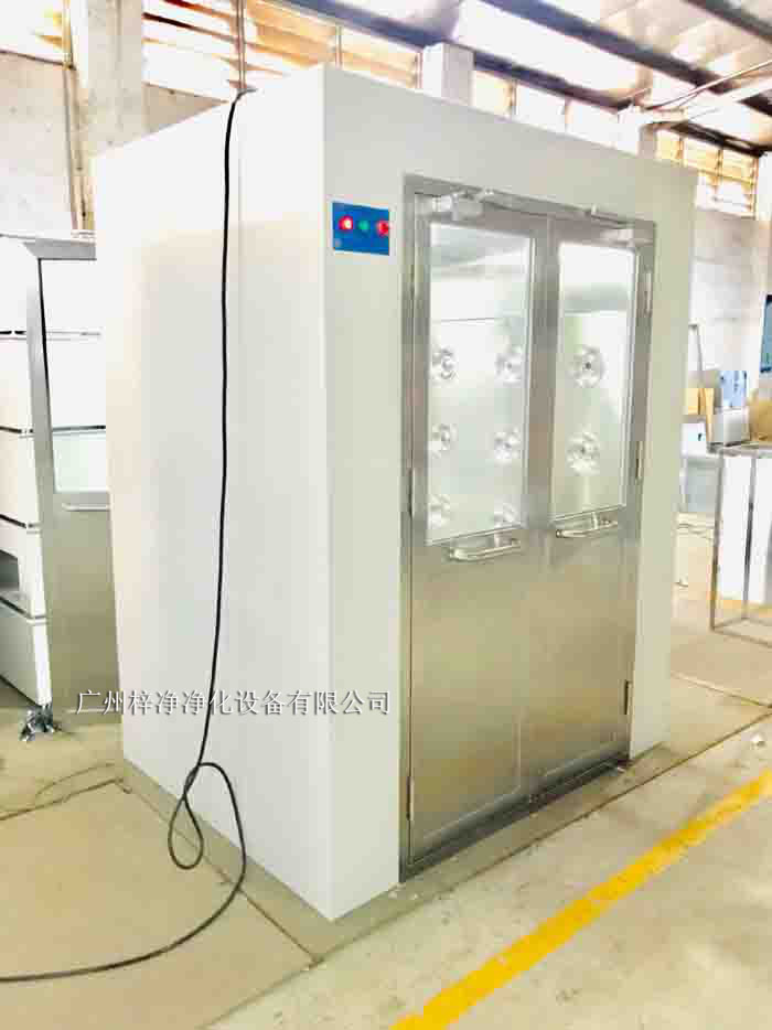 風淋室是一種密閉的凈化設備，主要由外殼、風淋噴嘴、風機、空氣過濾器、控制系統等部分組成。