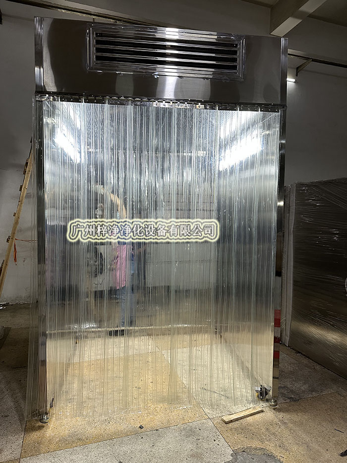 潔凈采樣車工作原理是從室內空氣經過初效過濾器、高效過濾器出風的形式達到高潔凈度的工作環境，是一種垂直流局部空氣凈化裝置。