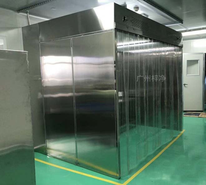 負壓稱量罩內空氣經初效過濾器、由離心風機壓入靜壓箱，在經高效過濾器后從氣流擴散送風單元出風面吹出，潔凈空氣以均勻的斷面風速流經工作區，從而形成高潔凈的工作環境。