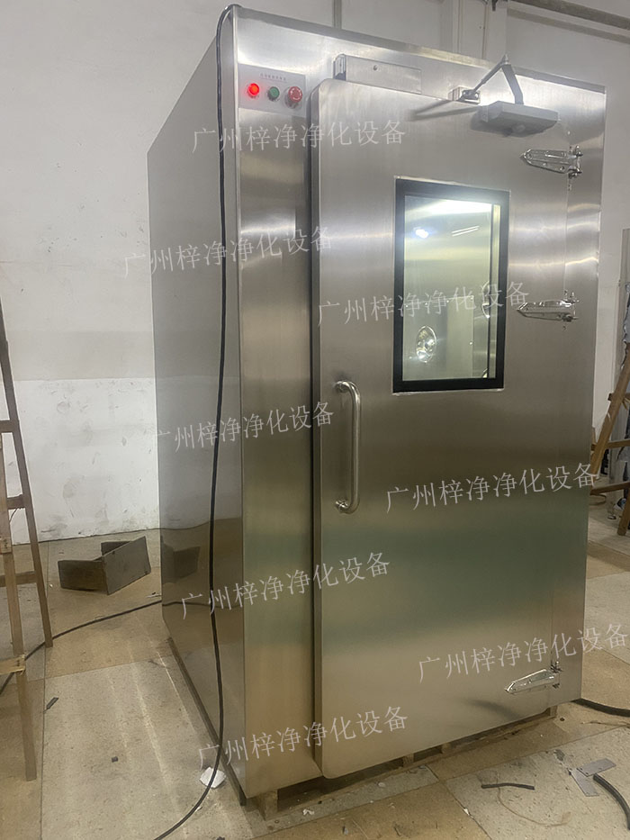 高端滿焊風(fēng)淋室采用滿焊接工藝，無縫連接，防止塵埃進(jìn)入，確保潔凈室的空氣質(zhì)量。