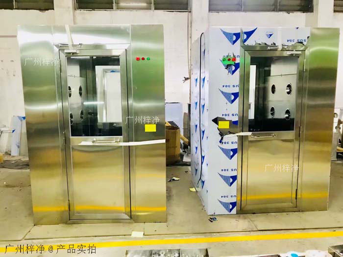 風(fēng)淋室安裝地面應(yīng)平整、堅(jiān)實(shí)，無(wú)油污、水漬等。