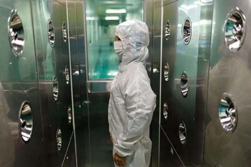 風淋室工作原理是通過高速氣流的沖擊，有效清除進入潔凈室的人員、物料表面攜帶的塵埃和污染物。