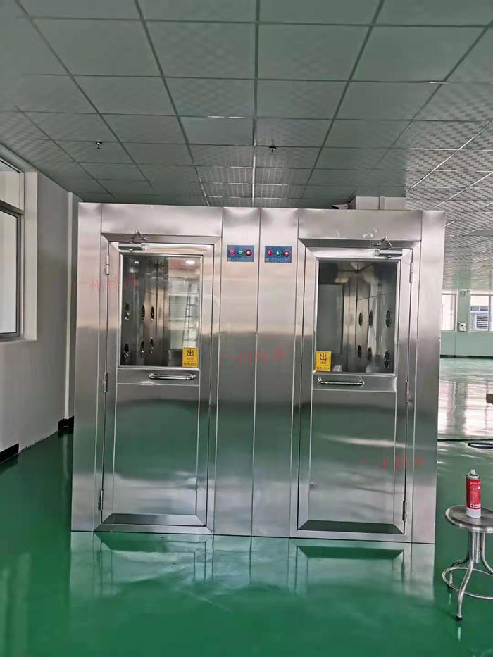風淋室主要功能是通過快速氣流的作用，去除人員和物料表面攜帶的塵埃和微生物，以確保進入潔凈室的人員和物料不會污染車間環境。
