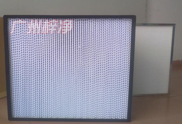 HS有隔板高效過濾器可廣泛用于光學(xué)電子、LCD液晶制造，生物醫(yī)藥、精密儀器、飲料食品，PCB印刷等行業(yè)無塵凈化車間的空調(diào)末端送風(fēng)處。