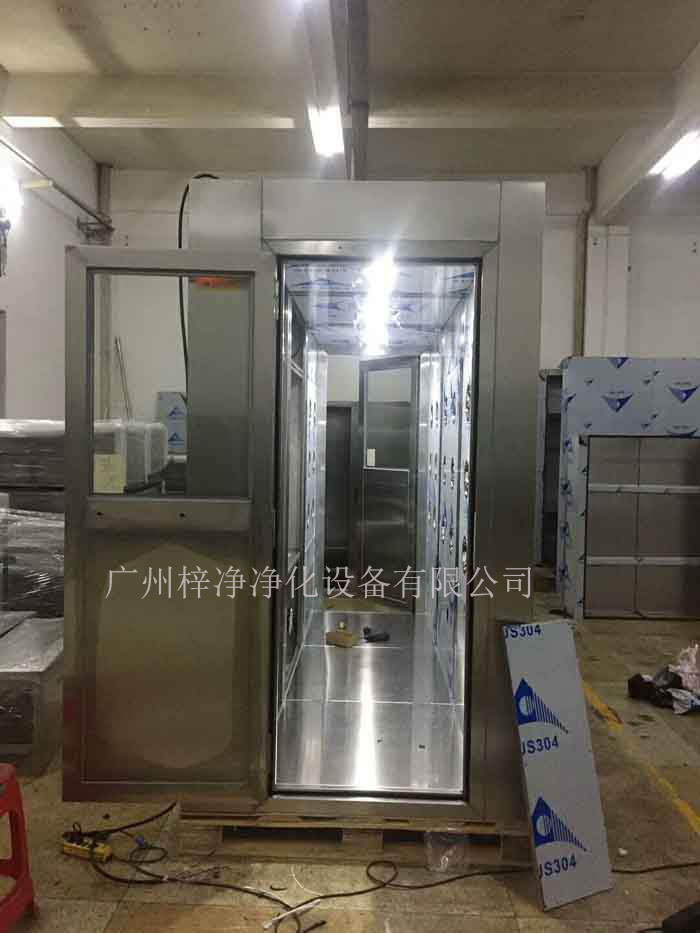 全不銹鋼風(fēng)淋室通道的安裝維護(hù)